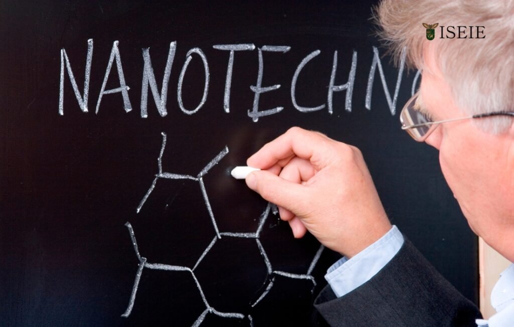 Nanotecnología Aplicada a la Farmacia: Revolucionando la Medicina y Tu Futuro Profesional Gráfico que muestra nanopartículas liberando un fármaco en una célula objetivo, un uso clave de la nanotecnología aplicada a la farmacia.