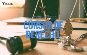 Estudiantes revisando manual de derecho online en ISEIE Los mejores cursos de derecho online