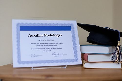Requisitos Auxiliar Podología España: Tu Guía Completa para Formarte en Iseie Estudiante revisando los requisitos auxiliar podología España para su formación.